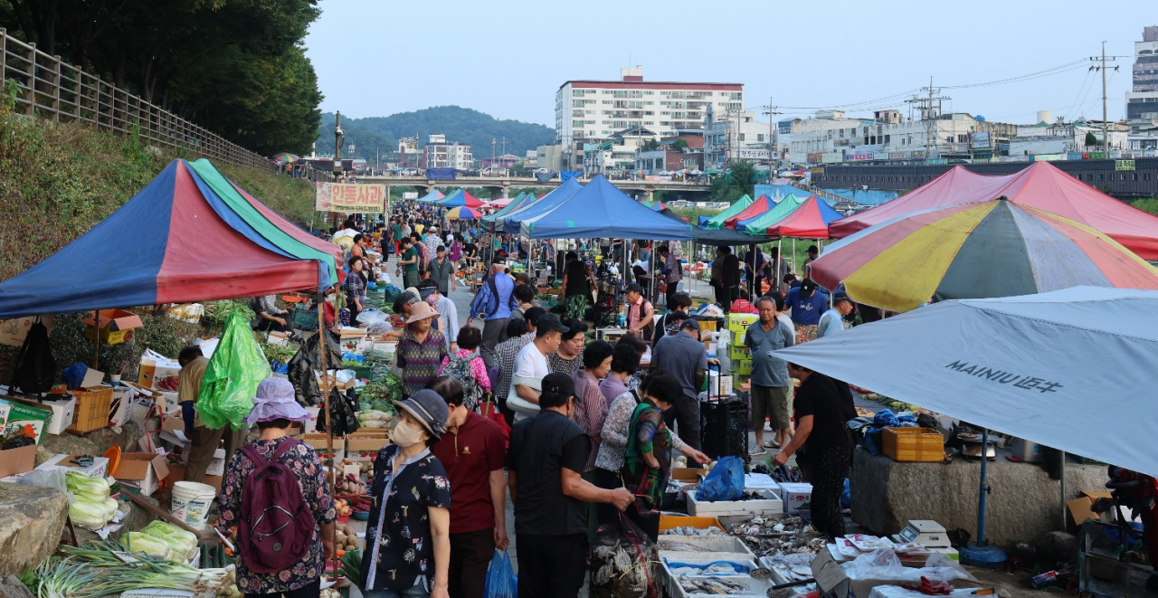 추석 연휴를 앞둔 11일 전주 남부시장 도깨비장터에 장을 보러 온 시민들로 북적이고 있다. 도깨비장터는 남부시장 일반 점포와 달리 새벽 4시부터 5~6시간 가량 반짝하고 장이 서고 채소와 과일, 어류 등을 싸게 팔아 소비자들에게 인기가 많다.   채윤정 기자